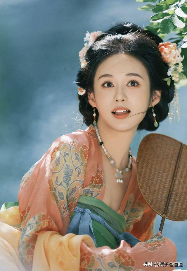 最后道道大胆预测：用不了多久，咱们就能在各大顶流剧集中看到郑合惠子的身影，商务资源也会跟着升级，毕竟有杨幂这座“靠山”，想不火都难！家人们，你们觉得郑合惠子能被杨幂带飞吗？评论区蹲一波你们的看法，后续有新资源路透，道道第一时间给大家扒～