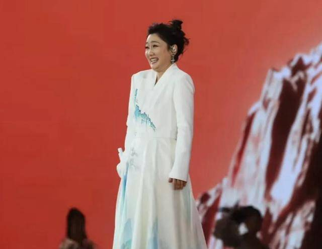  观众们敏锐地捕捉到了这份真心。评论区里，有人读懂了玲花那句口型背后的相爱相杀，有人看懂了扔伞动作里潜藏的温柔。这绝非简单的作秀，而是一种无声的誓言：既然你们在雨中守候，我们便绝不独善其身。灯光洒在玲花满是雨水的脸上，那一刻的脆弱与坚韧交织，定格成一张可以载入记忆的神图。那把被丢弃的伞，放下的是明星的架子，撑起的，却是两颗与万千歌迷同呼吸、共命运的金子般的心。