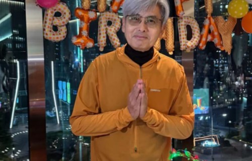 周润发71岁生日会现场曝光，太太抱爱犬与他合照，特殊吹蜡烛方式获赞|发哥|蛋糕|雕刻刀|陈荟莲|狮子山
