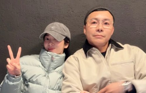 宋慧乔好友晒合照：乔妹比耶拍照笑容甜美，与友人靠头合影很惬意