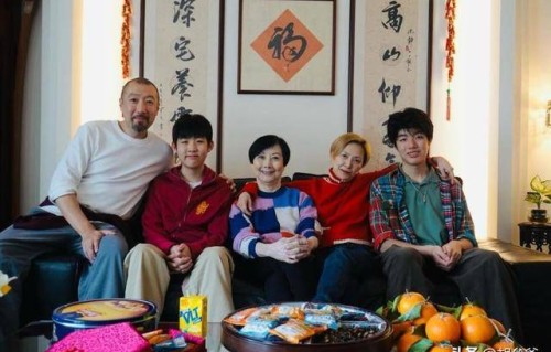 陈慧琳婆婆出殡！老公剃光头手捧遗像，俩儿子躲镜头，陈爸爸也在|低调|刘建浩|豪门|女儿|明星
