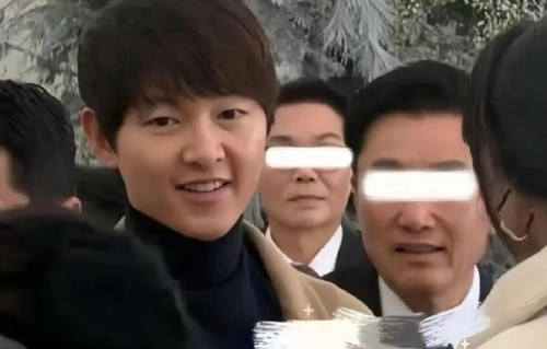 这场笑容撞脸事件对网友看待年龄问题有何影响？