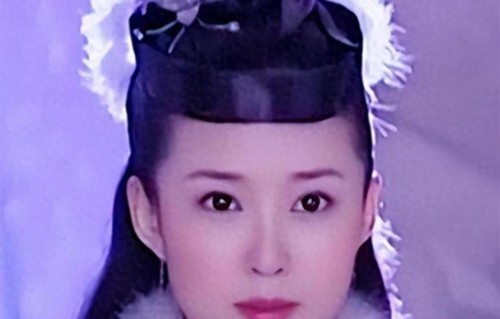 原来他俩是夫妻，丈夫是没名气演员，妻子却家喻户晓，44岁生娃