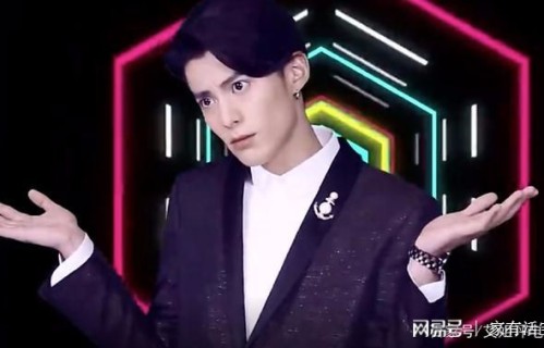 王鹤棣行走的表情包不是吹的,图5的咧嘴坏笑,抵挡不住