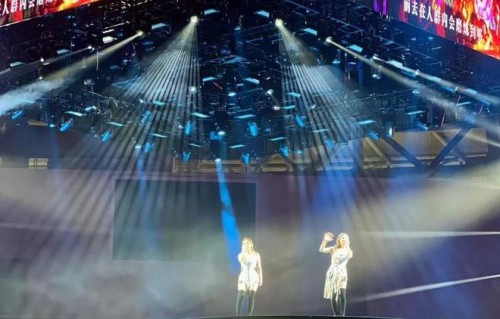 曝蔡卓妍爸爸现身Twins演唱会！蔡卓妍爸爸打扮朴素，撞脸林子祥