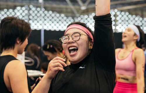 颜如晶完成“魔鬼体能赛”女子单人组挑战，2小时40分连续闯关全程无间歇