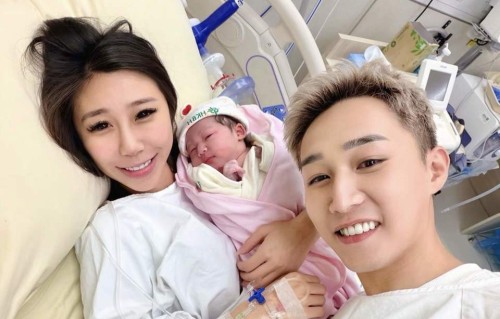 恭喜！TVB知名演员宣布妻子平安生女，宝宝重3.5KG鼻梁挺拔