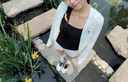 朱易今日分享初夏美照，穿黑色吊带配短裤大长腿既视感，可可爱爱