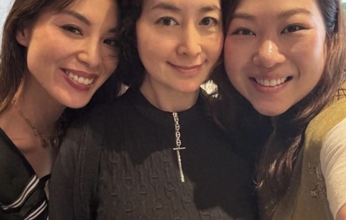 63岁何超琼过母亲节，与干女儿合照瘦了不少，抱着干外孙面容慈祥