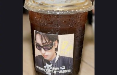 为什么严浩翔咖啡杯上的自拍贴纸能引发网友和工作人员的好评？