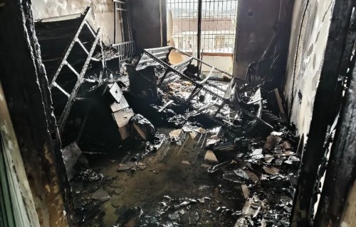 福建泉州一住宅的电脑主机突然自燃 房间付之一炬
