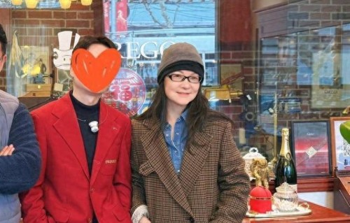 她是上海台一姐，如今54岁皮肤松弛认不出，美籍华人老公经常出差