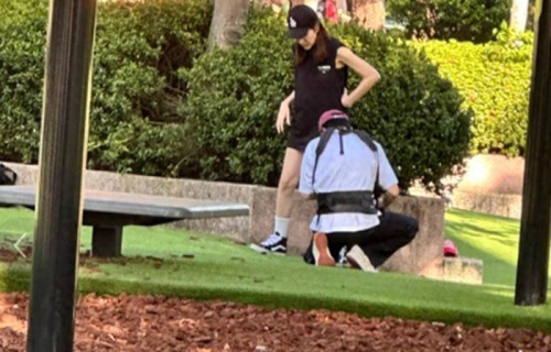 邱泽许玮甯公园带娃,身上系着腰凳将儿子举高高,一家三口超甜蜜_黑色_Ian_婚礼