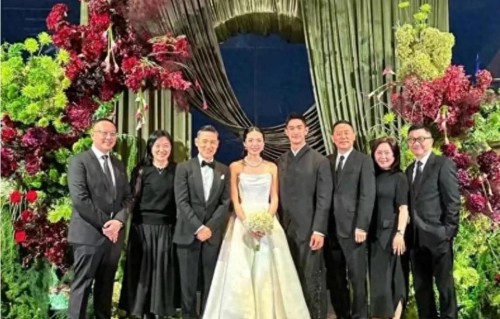 吴婉芳儿子大婚，张学友以干爹身份出席并坐主桌，郑伊健夫妻现身