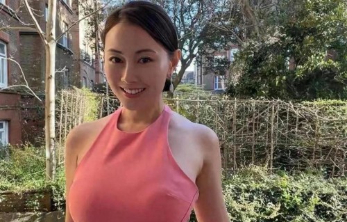 全网争议袁嘉敏！穿搭大胆饱受吐槽，孤身一人太遗憾