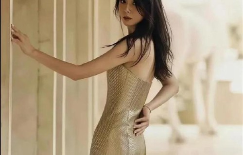 殷桃身姿曼妙体态优越，线条匀称紧致，曼妙身段尽显成熟
