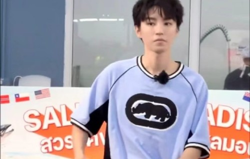 王俊凯现身超市采购，蓝色系穿搭清爽亮相|TFBOYS|中餐厅|小凯|少年