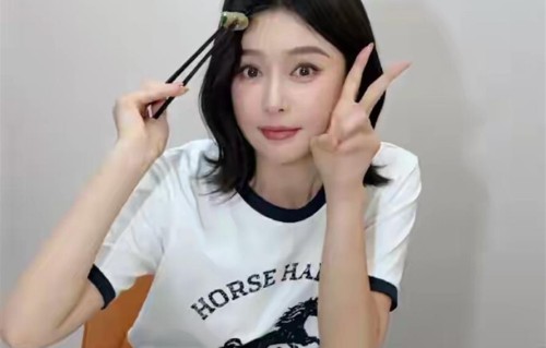 46岁秦岚素颜干饭出镜，短发白T像小姑娘，比耶模样清纯又灵动