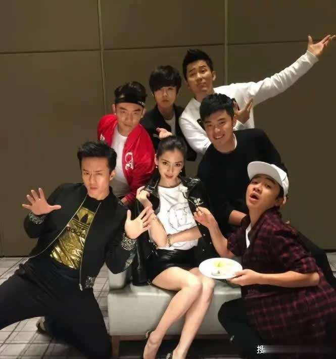  聚餐的房间已经被打理得干净整洁，铁锅也已经清洗干净，窗帘也拉上了。四个人各自回到自己的生活，Angelababy可能要为下一个时尚活动做准备，郑恺陪着女儿，陈赫忙着打理火锅店，而李晨则进组拍戏。然而，这张照片，却永远定格在了记忆里，留下了那个暖黄灯光下，四个人自然站在一起的瞬间。