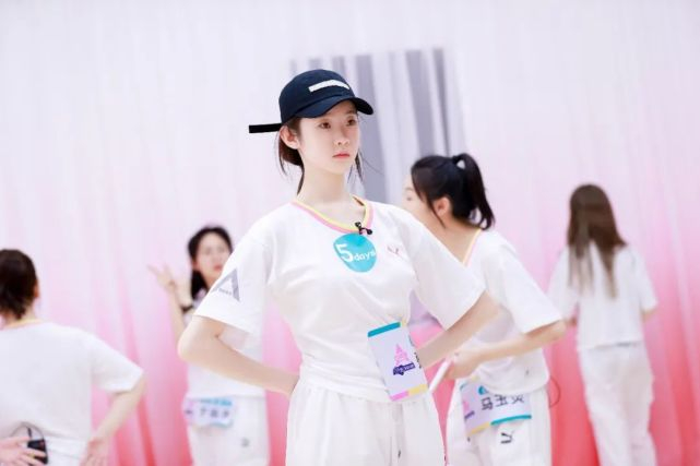 ▲ 练习室里认真准备表演的张艺凡。图 / 《创造营2020》官微