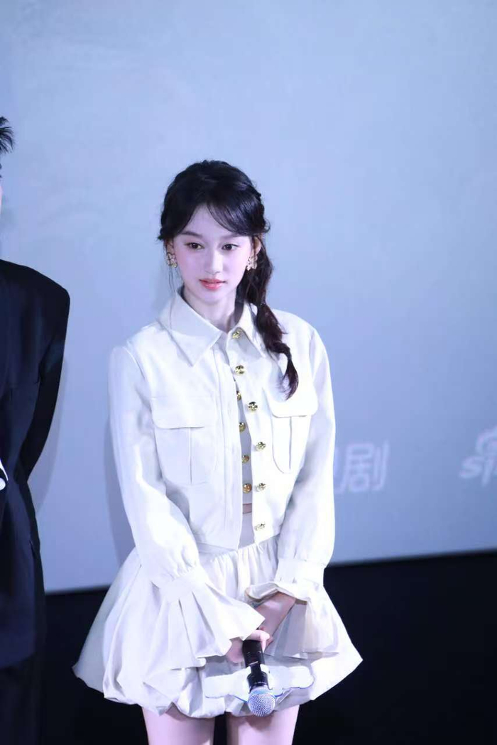 互动环节，李沁陈哲远还带领主演们共同挑战了最近很火的“技能五子棋”唱跳表演。魔性洗脑的旋律，配合着无厘头的舞蹈动作，引得现场爆笑。