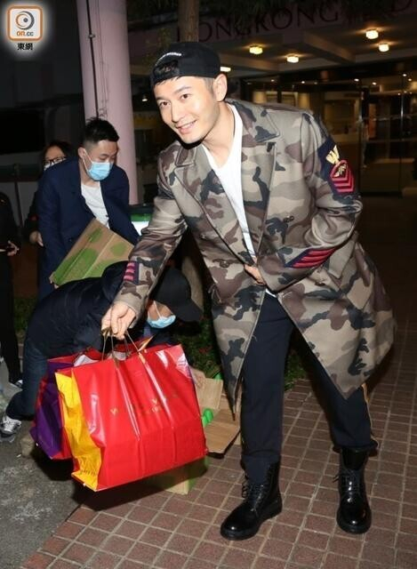 　　Baby产子后，黄晓明给医院外蹲守的媒体派发老婆饼，资料图