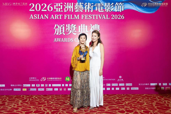 获奖后,张艾嘉(左)与导演黄绮玲合影